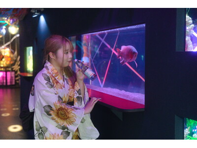 思わず写真に収めたくなる、お台場夏の夜。8月末で閉館するアク和リウムに、レインボーブリッジの夜景が重なる新演出が6月27日（土）より公開。