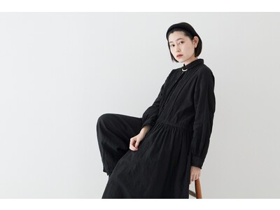 ファッションブランド「ネストローブ」から、繊細なハイボビンレースを贅沢にあしらったブラックドレスがリリース。