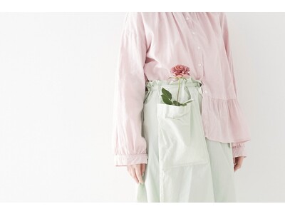 リネンをメインとした天然素材で仕立てた服を展開するファッションブランド「ネストローブ」より、春の雰囲気漂う草花で染め上げた天然染めアイテムがリリース。