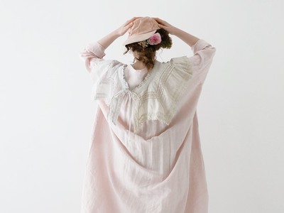 桜で染め上げたサステナブルな天然染めアイテムがネストローブよりリリース。春の訪れを告げるやさしい色合いが魅力。