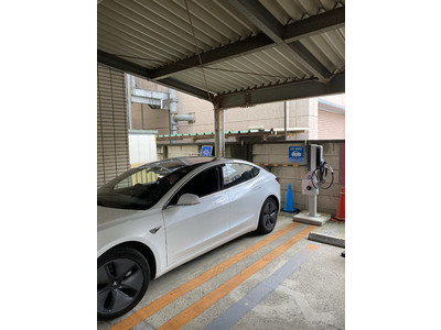 ユアスタンド、広告付きEV充電器を横浜市鶴見区役所に設置、AI（人工知能）の画像認識でEV充電器制御