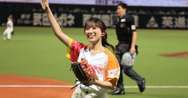 矢吹奈子さんが始球式に登場！『スキマのすきぴ。』ユニフォーム姿で