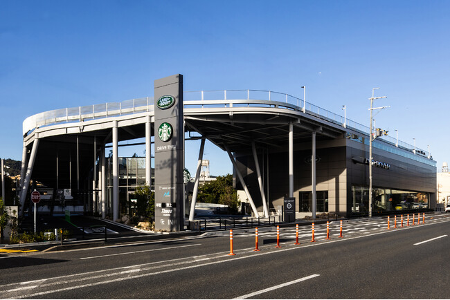 輸入車ディーラーが手掛ける複合施設が大阪・箕面に誕生。「ジャガーランドローバー箕面」のほか、緑やアートを感じる屋上テラスやスターバックスコーヒーが楽しめる「mino terrace」