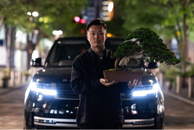 世界の名だたるブランドからも注目を集める盆栽プロデューサー・小島鉄平氏の、ランドローバー・ディーラー・アンバサダーの続投が決定。盆栽（BONSAI）とランドローバーの革新的コラボレーションがふたたび。