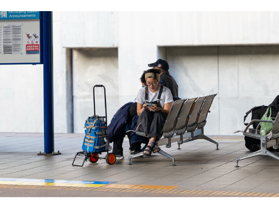 飯川雄大「デコレータークラブ: 重いバッグの中身」をKOTARO NUKAGA（天王洲・Three）2拠...