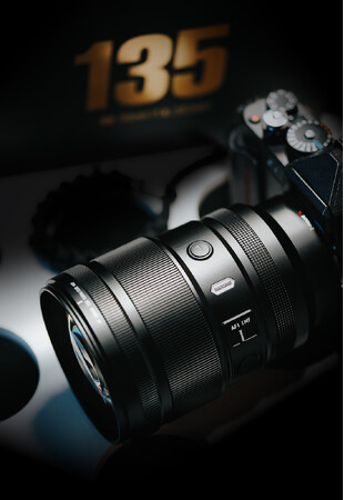 �w�i��傫���������A�����������������Ă�B���H�� 7Artisans�uMAX AF 135mm F1.8�v�\�j�[E�}�E���g�p�𔭔�