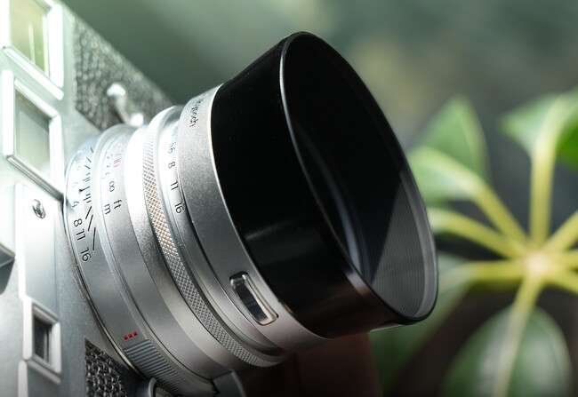 �Ă̋t�����A�ʐ^�̌��ɁBThypoch�uKsana�v35mm f/2 ASPH. �V���o�[�N���[���^�����Y�t�[�h2��𔭔�