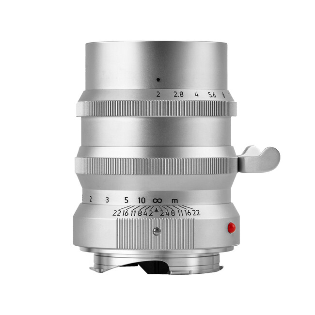 1940�N��̉f��`�ʂ��A�����75mm�ɁBLIGHT LENS LAB�uM 75mm f/2 SPII�v�V���o�[ �A�uE43 UV �����Y�t�B���^�[�v�u���b�N�^�V���o�[ �̔��J�n