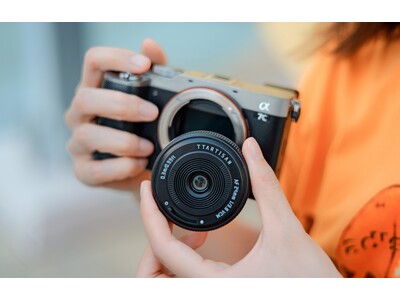 カメラを持ち出す日が、きっと増える。約58g・厚さ約16mmのAFパンケーキレンズ「TTArtisan mini AF 24mm f/3.8」発売
