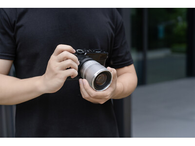 【世界限定500本】クラシカルなシルバーが映える。銘匠光学「TTArtisan AF 75mm f/2」富士フイルムXマウント用発売
