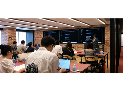 �ySAK University�z���̑�K�̓C�x���g�u�Ă̒����I�[�v���L�����p�X�v���J�Á@AI�EIT�E�p���̌��ł���v���O���������{�A�����̗l�q���ʐ^�ŏЉ�