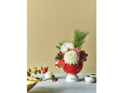 [ 青山フラワーマーケット]  令和初のお正月は、紅白の正月限定アレンジメントと、福を呼び込む花々で。