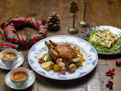 ワイエスフード×井筒屋、聖夜を彩る期間限定セットとして、ミシュランシェフ西村貴仁CCOが手掛けた料理と『ROTISSERIE★BLUE』の特製チキンを販売開始