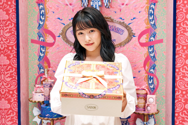 ホリデーシーズンを鮮やかに彩る、女優 桜井日奈子さんのスペシャルムービーを公開