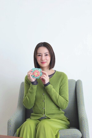 プレスリリース「いま、空前の編み物ブーム！ ハンドメイド大好きの北川景子さんが人気手芸雑誌「コットンタイム」3月号（2/6発売）で、人気のかぎ針編みに挑戦！ かぎ針を持つのも初めてなのに、花モチーフ編みを見事に完成！」のイメージ画像