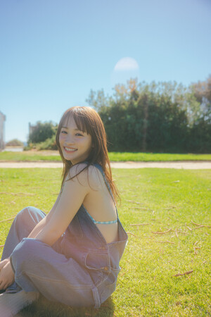 俳優・川栄李奈ファースト写真集(8/22発売）明るい笑顔と美ボディが映える(ハート)水着カット公開！