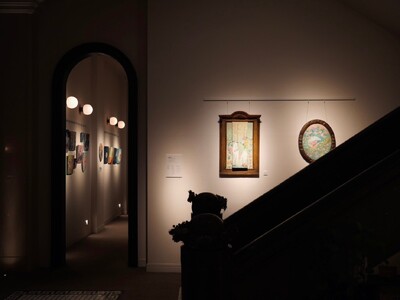 北海道出身人気アーティスト田中マリナ氏の新作17点を含む23点の作品が並ぶ個展「Eden」が、幻想的な建...