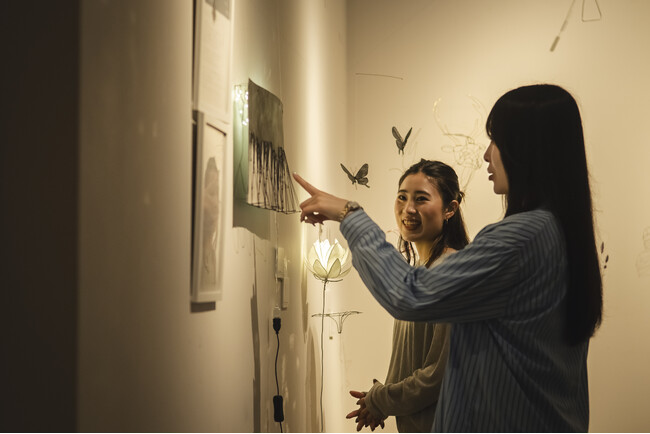 歴史的建造物の中を揺れる、光と影に没入する幻想的なアート体験！空間全体をアートとして体感できる、入場無料のホテル内ギャラリー「UNWIND GALLERY」にて、造形作家「jobin.」氏の展示開始