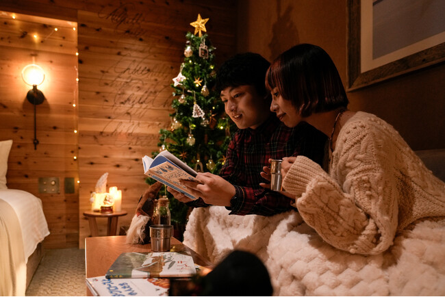 ロッジライクなホテル「UNWIND HOTEL & BAR 札幌」で大切な人と過ごす、心豊かなクリスマス。ツリーを飾ったり、客室のトースターで温めて仕上げるディナー付き宿泊プランが12/1～限定登場！