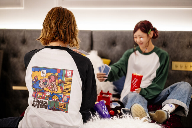 注目のイラストレーター「原田ちあき」とライフスタイルホテル「slash 川崎」がホテル業界初コラボ！「好きなように過ごすホカンス」を描き下ろしたオリジナルグッズと宿泊プランが11月1日（土）～販売開始