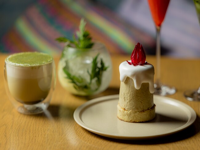 沖縄の定番ハーブ「フーチバー」がチーズケーキに！ニシヨモギの爽やかな香りとまろやかな苦味が楽しめるキャンドルケーキなど、期間限定クリスマスメニューがESTINATE HOTEL 那覇に12/1より登場