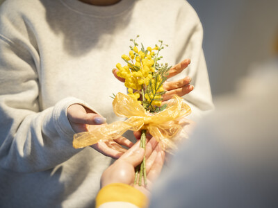 ミモザイエローのギフトで広がる幸福感！ライフスタイルホテル「slash 川崎」にて国際女性デーの象徴であ...