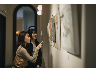 アールデコ様式の幻想的な空間で、小樽を色鮮やかな抽象画で楽しむ。宿泊者以外も入場無料で楽しめるホテル内ギャラリー「UNWIND GALLERY」にて、現代抽象画家SOU氏の展示「UNGA」を開催