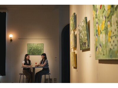 幻想的な建築美を感じるホテル内ギャラリー「UNWIND GALLERY」で、恋するように季節を感じるアート体験を。花や植物をモチーフに、恋心を描いた作品が並ぶ展示「Bloom for me」開催