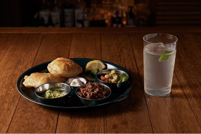 ジンと一緒に楽しむラムキーマカレーが新登場。ロッジライクなホテル「UNWIND HOTEL & BAR 札幌」と長沼町の人気店「シャンディニヴァースカフェ」のコラボで誕生したカレーを7/12~提供開始
