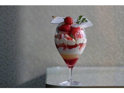 【エンポリオ アルマーニ カフェ】 3 月のパフェ「苺“いばらキッス”酒粕 柚子のパフェ」がスタート！