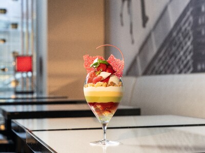 【エンポリオ アルマーニ カフェ】1月はすっきり爽やかな味わいの「苺 バジルミント フロマージュのパフェ」が登場