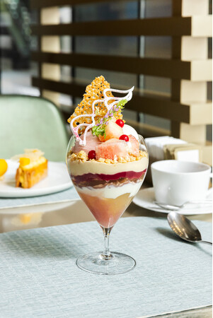 【アルマーニ / カフェ 表参道】香りで味わう、夏の果実とハーブのマリアージュ。8月限定「白桃 フロマージュ レモンバーベナーのパフェ」