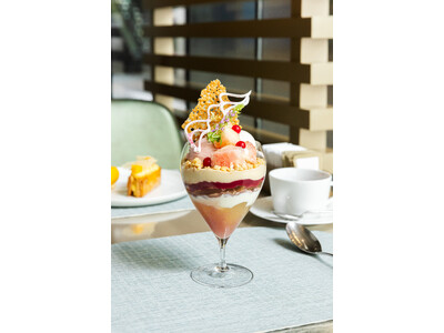 【アルマーニ / カフェ 表参道】香りで味わう、夏の果実とハーブのマリアージュ。8月限定「白桃 フロマージュ レモンバーベナーのパフェ」<