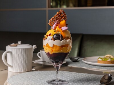 【アルマーニ / カフェ 表参道】果実とスパイスが織りなす、秋色のグラスデザート。10月限定「長野パープル 柿 カボチャのパフェ」