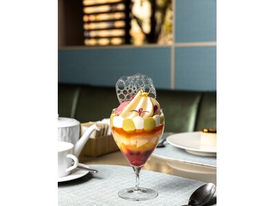 【アルマーニ / カフェ 表参道】冬の果実とスパイスが奏でる、華やかなハーモニー 12月限定「洋梨 ミックスベリー アーモンドのパフェ」