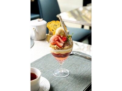 【アルマーニ / カフェ 表参道】心ほどける、苺とローズの華やかな余韻　1月限定「苺 ローズのパフェ」