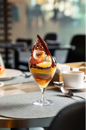 【アルマーニ / カフェ 表参道】チョコレートに寄り添う、柑橘の香り 2月限定「日向夏 チョコレート オレンジのパフェ」