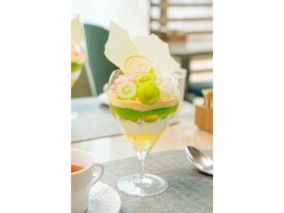 【アルマーニ / カフェ 表参道】みずみずしい果実に重なる、香りと食感 - 9月限定「シャインマスカット ジンジャー 白キクラゲのパフェ」