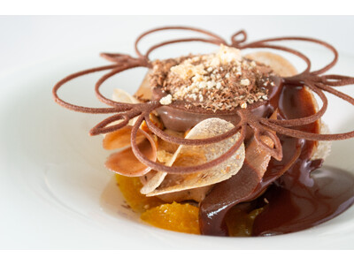 世界大会優勝パティシエが手がけるバレンタイン限定デザートを提供開始。三重の複合温泉リゾート「アクアイグニス」で特別な時間をお過ごしください。