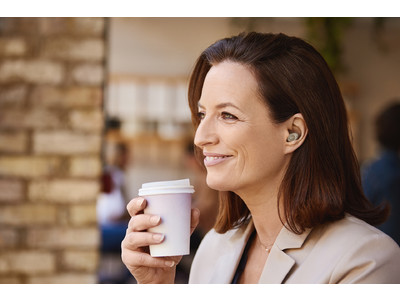 聴力強化機能付き小型スマートイヤホン「Jabra Enhance」　新色「ゴールドベージュ」を4月14日（木）より販売開始