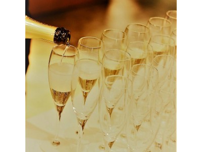 3月中はなんと、高級シャンパンとワインが飲み放題！！TO BEGIN WITH Champagne & Wine Lounge 　お食事4品＆パティシエ特製デザート付きの超お得プラン！！