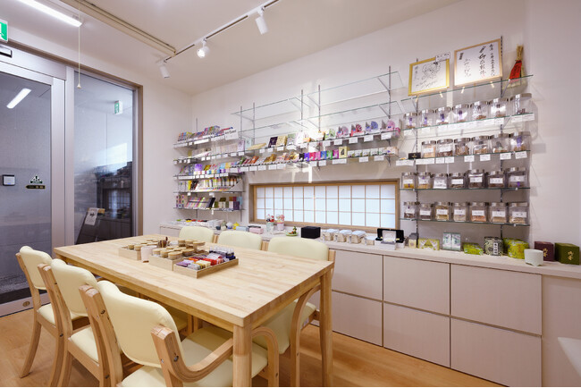 シン・お香の発信源誕生！京都で話題のインバウンド訪日客に大人気、お香の体験・体感空間”香房”１９３７年創業・老舗お香専門店「香源」京都烏丸五条店にワークショップ空間