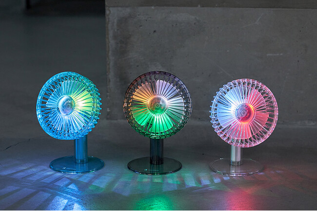 累計販売台数約20万台の大ヒット！なクリアファンに、お部屋をポップに彩る新アイテムが仲間入り。2025年夏の新作「クリアデスクファン 首振り機能付」をLife on Productsから新発売。