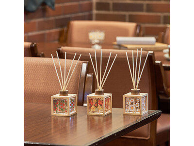 アデリアレトロ初となるルームフレグランスが登場！アデリアレトロとmercyu（メルシーユー）がコラボレーションし、デザインの世界観を表現した香りが楽しめるリードディフューザーが、mercyuから新発売