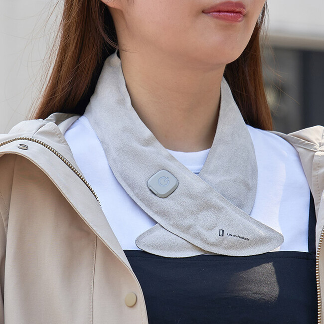 冷えがちな首元を瞬間発熱でポカポカに！マフラーにインして使えるコードレス&超軽量な「充電式ホットスカーフ」がLife on Productsから新発売