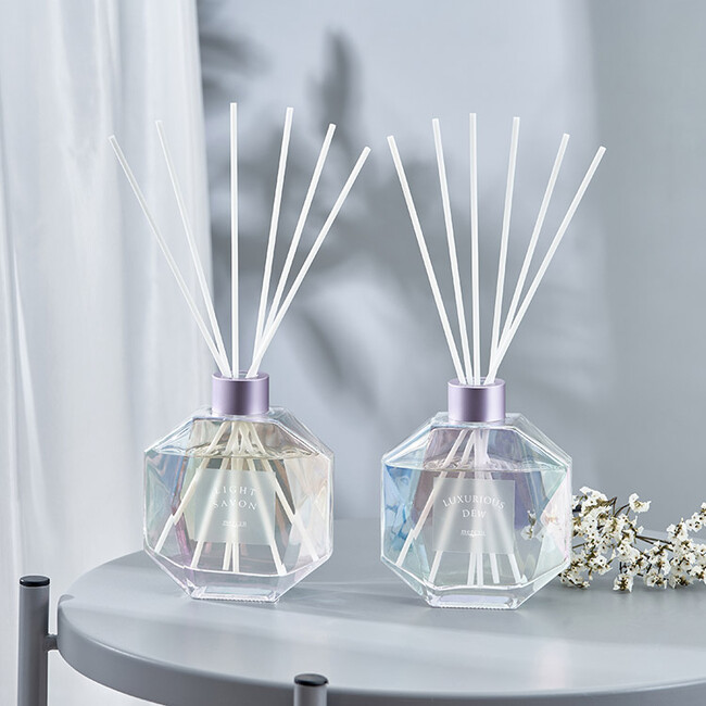 光を受けて虹色に輝くボトルと香りで、お部屋をラグジュアリーな空間に。mercyu（メルシーユー）から新作リードディフューザーを新発売【ライフオンプロダクツ株式会社】