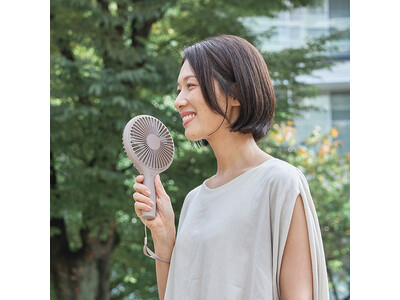 手で扇ぐ時代はこれで終わり！うちわサイズのファンが広範囲に大送風！「うちわハンディファン スタンド付」が...