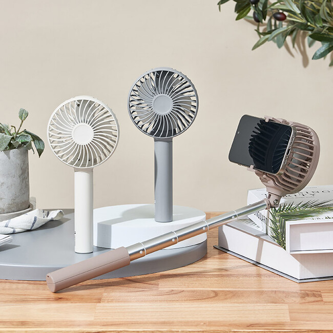 夏の旅行のマストアイテム！自撮りや真上・あおり写真も思いのまま、暑くなったら風で涼めるユニーク設計の「自撮りにもなるハンディファン」が、Life on Productsから新発売