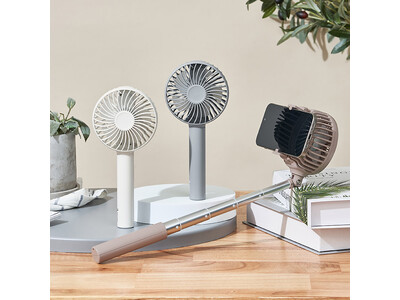 夏の旅行のマストアイテム！自撮りや真上・あおり写真も思いのまま、暑くなったら風で涼めるユニーク設計の「自...