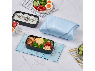 夏のお弁当の傷み対策に！様々な形に合わせて巻けるフレキシブルな保冷剤と、テープなしで貼り付く保冷クロスが...